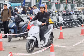 Khách hàng Hà Nội hào hứng đổi xe xăng lấy xe máy điện VinFast