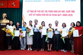 TP. Hồ Chí Minh trao hỗ trợ 43 tác phẩm báo chí xuất sắc viết về thành phố quý 1/2025