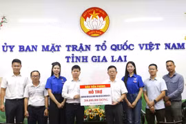 Báo Tiền Phong trao quà, san sẻ mất mát với người dân Gia Lai