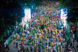 Huỳnh Anh Khôi và Hồng Lệ vô địch Giải Marathon quốc tế Hà Nội 2025