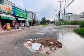 TP HCM: Tuyến đường 2km toàn ổ gà, ổ voi dù đã thi công 5 năm