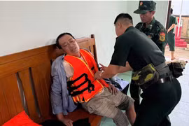 Lực lượng biên phòng cứu thành công 3 ngư dân tàu mắc cạn tại Lý Sơn