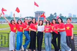 Hàng nghìn người dân kéo về Quảng trường Ba Đình 'check-in' mừng 50 năm Ngày Giải phóng miền Nam, thống nhất đất nước