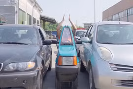 ‏Người đàn ông biến xe Fiat thành “xe hai bánh” dài chưa tới 20 inch‏