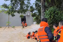 Kịp thời giải cứu 5 người trong gia đình bị cô lập giữa cơn lũ dữ ở Bắc Ninh