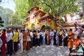 Đại lễ Phật đản: Hàng trăm người dân xếp hàng dâng hương tại Chùa Quán Sứ