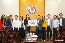 Liên Chi hội Nhà báo Ngân hàng trao 50 triệu đồng hỗ trợ miền Trung – Tây Nguyên tới Hội Nhà báo Việt Nam