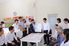Báo Nhân Dân trao phụ trương Văn kiện Đại hội XIV tại Hưng Yên