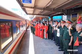 Người dân lưu luyến chia tay hơn 600 chiến sĩ tham gia nhiệm vụ A80 tại Ga Hà Nội