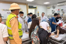 Cảnh sát giao thông hộ tống bé gái co giật trên cao tốc tới bệnh viện
