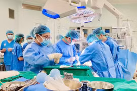 Vượt rào cản nhóm máu, mẹ hiến gan cứu con gái 17 tuổi