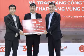 Báo VietNamNet trao tặng công trình đèn chiếu sáng tại huyện Trạm Tấu, tỉnh Yên Bái