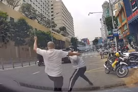 Công an Bến Thành đang làm rõ clip người đàn ông cao lớn đuổi đánh người trên đường
