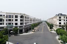 Giá thấp tầng TP.HCM neo cao, dòng tiền nhà đầu tư đổ về vùng giáp ranh