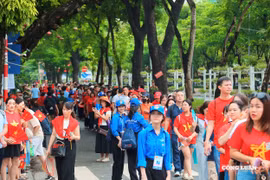 Hàng nghìn người dân xếp hàng chờ xem sơ duyệt diễu binh, diễu hành dịp A80