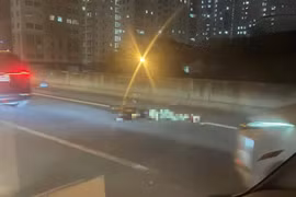 Người đi xe máy lên đường Vành đai 3 bị ô tô đâm tử vong