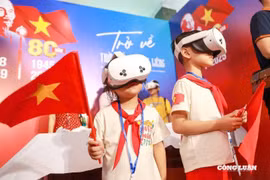 Hàng nghìn người dân xúc động khi được trở về “thời khắc thiêng liêng” năm 1945