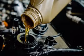 Có nên đổ dầu vào động cơ nóng không?