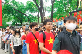 Hàng vạn người đổ về Quảng trường Ba Đình trong ngày 30/4