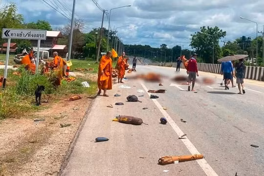 Bé trai 11 tuổi lái xe tông đoàn nhà sư hành hương ở Thái Lan, 8 người thiệt mạng
