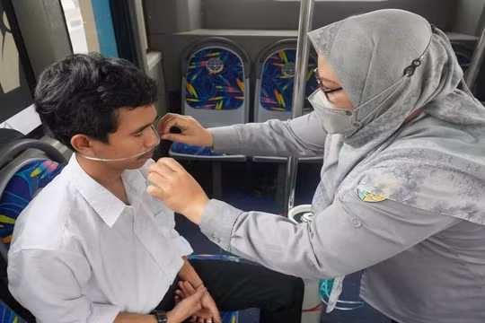 Indonesia triển khai xe buýt oxy hỗ trợ người dân giữa khói mù