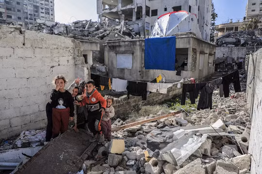 Cuộc sống cùng cực cạnh nhà vệ sinh tự đào ở khu lều trại Gaza