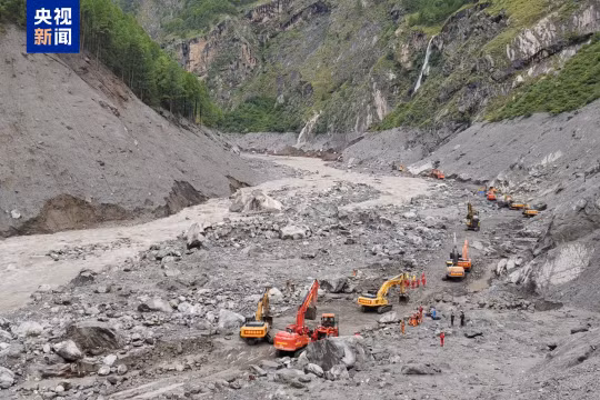 Trung Quốc khôi phục tuyến đường tới cửa khẩu Nepal sau lũ quét