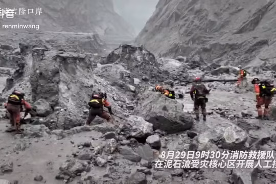 'Toàn bộ chỉ là đống đổ nát': Cứu hộ Trung Quốc đã tiếp cận được cửa khẩu bị lũ cuốn
