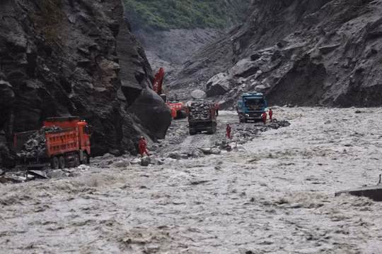 Nhà xác Nepal quá tải khi số người chết trong thảm họa lũ quét vượt 1.000
