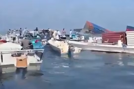 Người dân Iran đổ xô ra eo biển Hormuz vớt iPhone, nước hoa từ tàu đắm
