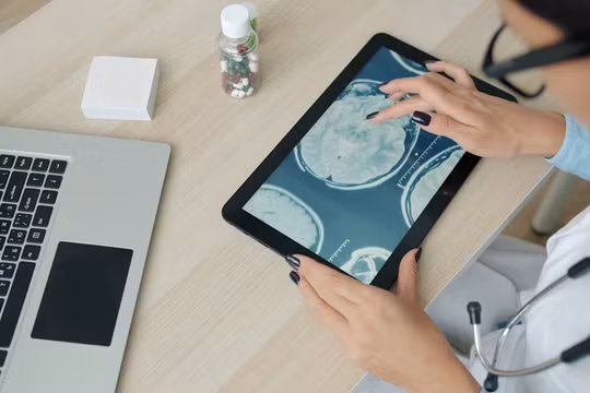 AI giúp bác sĩ tiết kiệm thời gian nhưng thiếu chương trình đào tạo bài bản