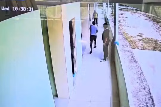 Cảnh sát bắn chết vợ tại trường mẫu giáo ở Thái Lan