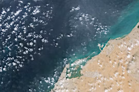 Dầu loang ngoài khơi UAE, hàng loạt bãi biển đóng cửa