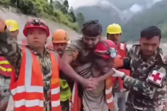 Công nhân Nepal kể lại 9 ngày mắc kẹt trong đường hầm sau thảm họa lũ quét