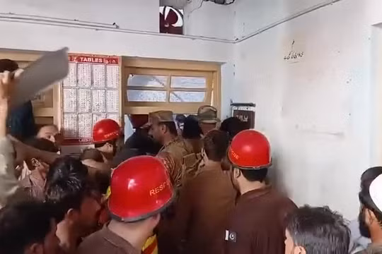 Sập mái trường học ở Pakistan, ít nhất 27 học sinh thiệt mạng