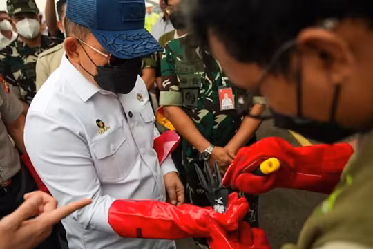 Indonesia thử nghiệm rải đá khô để giảm khói mù do cháy rừng