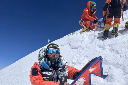 Người đàn ông Nepal lập kỷ lục chinh phục đỉnh Everest lần thứ 32