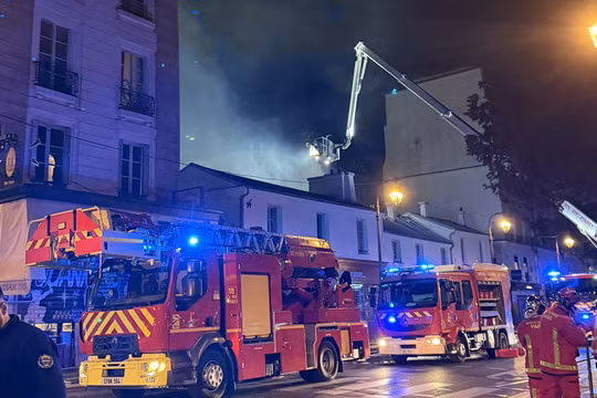 Cháy lớn thiêu rụi khu chợ có mái che lâu đời nhất Paris