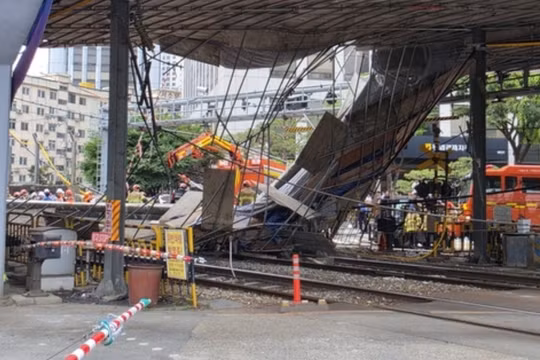 Sập cầu vượt ở Hàn Quốc, 6 người bị thương
