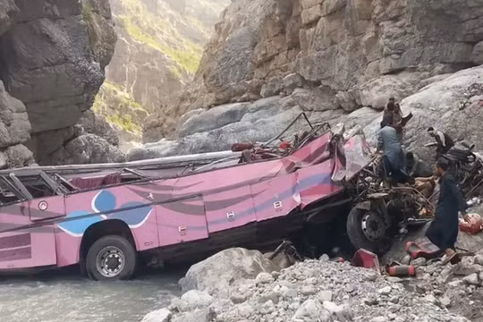 Xe buýt lao xuống vực ở Pakistan, ít nhất 40 người thiệt mạng