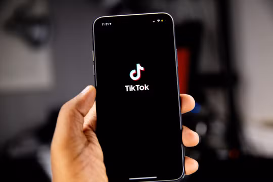 EU cáo buộc TikTok vi phạm quy định bảo vệ trẻ em, đối mặt nguy cơ bị phạt nặng