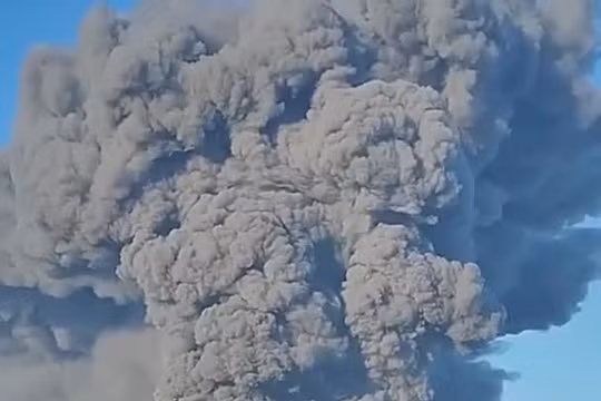 Ukraine phóng đợt UAV quy mô lớn vào Nga: 7 người thiệt mạng, kho dầu cháy dữ dội