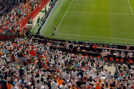 Giá vé kỷ lục nhưng World Cup vẫn chật kín khán giả