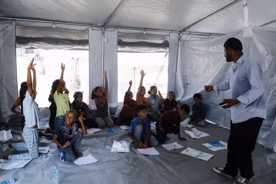 Trẻ em Gaza trở lại trường học sau gần 3 năm