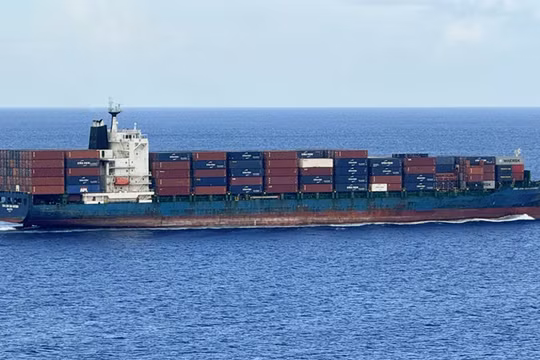Tàu container bị tấn công tại eo biển Hormuz, nhiều thủy thủ bị thương