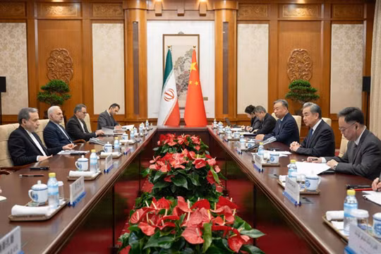 Ngoại trưởng Iran tuyên bố chỉ chấp nhận 'thỏa thuận công bằng' với Mỹ trong chuyến thăm Trung Quốc