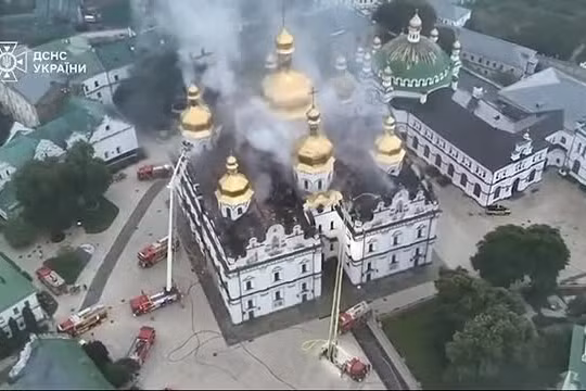 Tu viện hơn 970 năm tuổi ở Kiev bốc cháy trong đợt không kích lớn của Nga