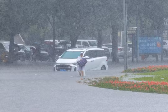 Bão Bavi gây mưa lớn, nhiều khu vực ở Trung Quốc chìm trong biển nước