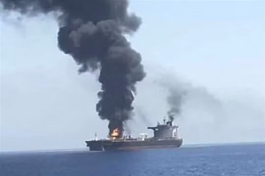 Tàu chở dầu Iran bị tên lửa Mỹ bắn trúng gần đảo Kharg