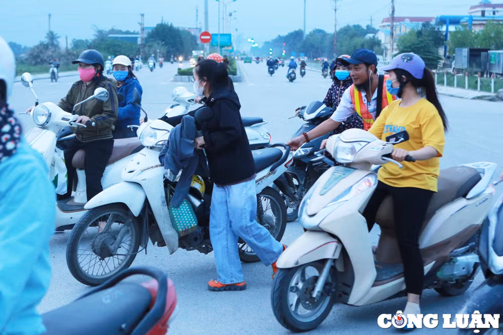 hinh anh hiep si giao thong tham lang dieu tiet giao thong bat ke nang mua hinh 3